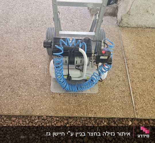 מכשיר עם צינור כחול על רצפה מרוצפת